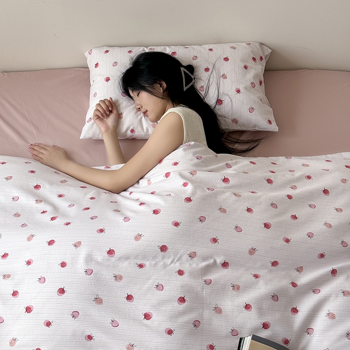 91家纺网 家纺一手货源 找家纺 窝米 2024新款全棉磨毛简约卡通系列四件套 幸运草莓