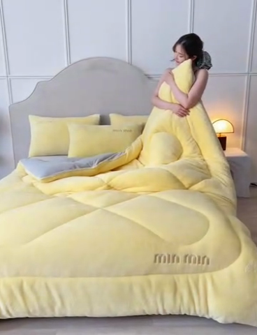 91家纺网 家纺一手货源 找家纺 笙意家纺 2025新款A类刺绣加厚保暖牛奶绒冬被四件套 亦暖-暖黄+米灰