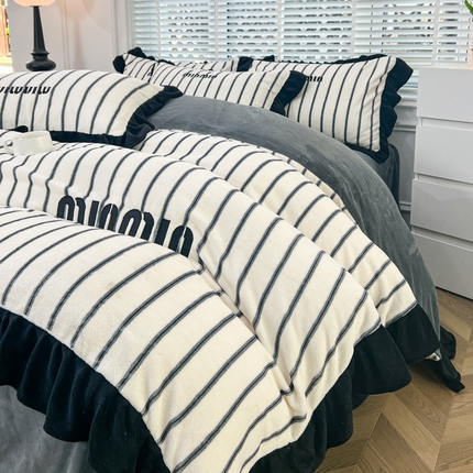 91家纺网 家纺一手货源 找家纺 （总）子曰 2025新款高克重法式小香风牛奶绒花边条纹系列四件套-罗拉