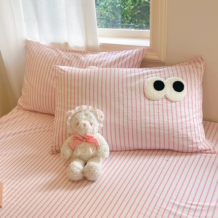 91家纺网 家纺一手货源 找家纺 桃子 2024新款ins纯棉色织水洗毛巾绣大眼仔单枕套 色织水洗棉-大眼仔粉条