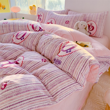 91家纺网 家纺一手货源 找家纺 灰鲸 2025新款牛奶绒小清新印花四件套 小香风-粉