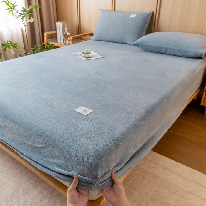 91家纺网 家纺一手货源 找家纺 梵克保罗 2024新款纯色简约牛奶绒床笠 淡蓝