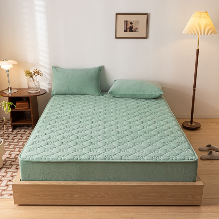 91家纺网 家纺一手货源 找家纺 梵克保罗 2024新款牛奶绒夹棉床笠-四叶草 四叶草-水墨绿