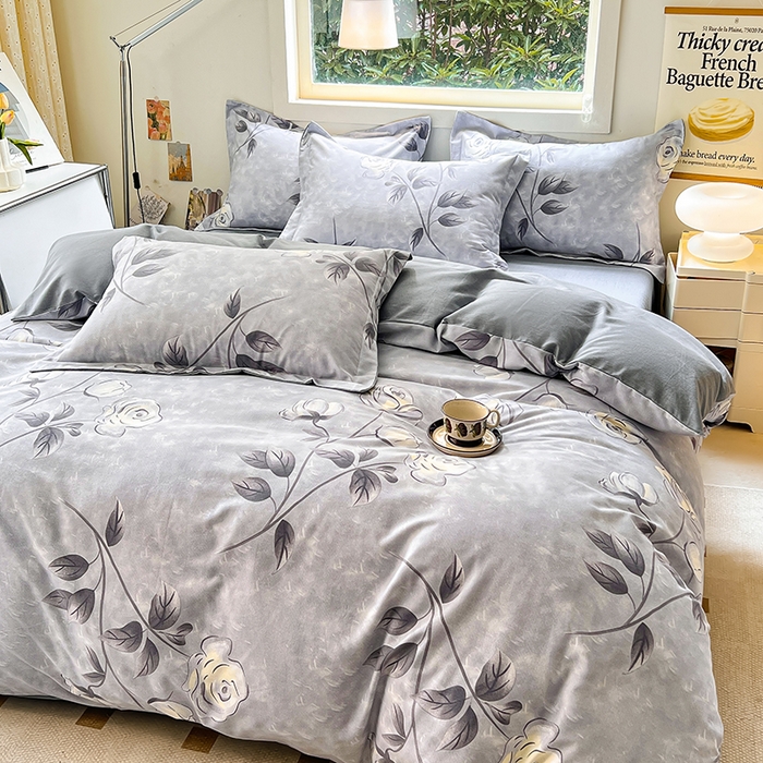 91家纺网 家纺一手货源 找家纺 品乐家纺 2024新款全棉生态棉印花磨毛四件套 兰黛之韵-灰