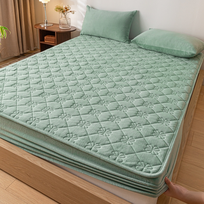 91家纺网 家纺一手货源 找家纺 梵克保罗 2024新款牛奶绒夹棉床笠-四叶草 四叶草-水墨绿