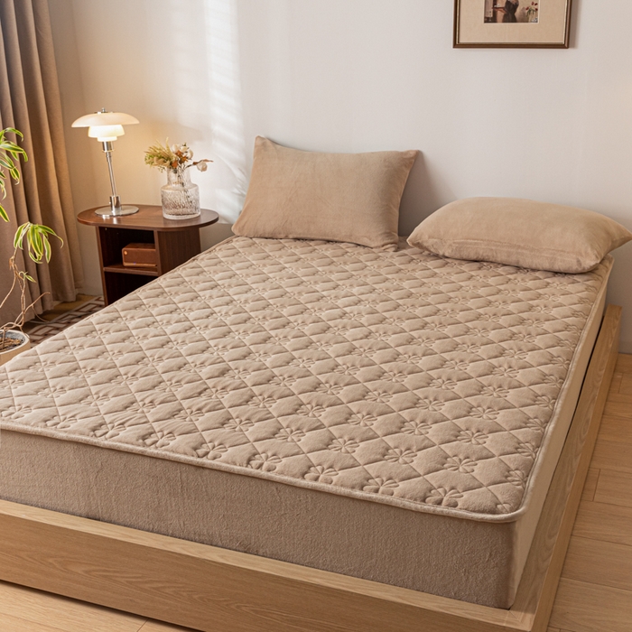 91家纺网 家纺一手货源 找家纺 梵克保罗 2024新款牛奶绒夹棉床笠-四叶草 四叶草-奶咖