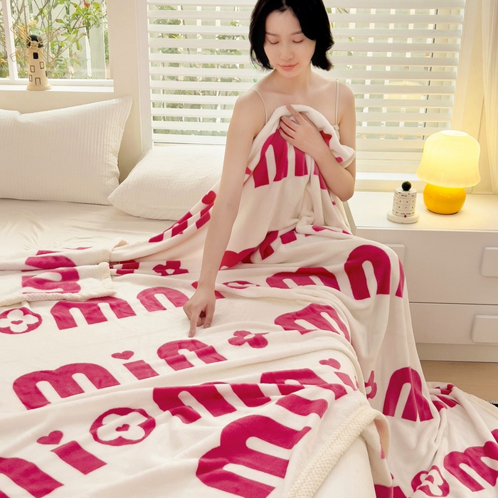 91家纺网 家纺一手货源 找家纺 千荨 2024新款亲肤舒适双面贝贝绒包边牛奶绒毛毯 贝贝绒怦然心动