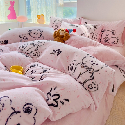 91家纺网 家纺一手货源 找家纺 灰鲸 2025新款牛奶绒小清新印花四件套 baby熊