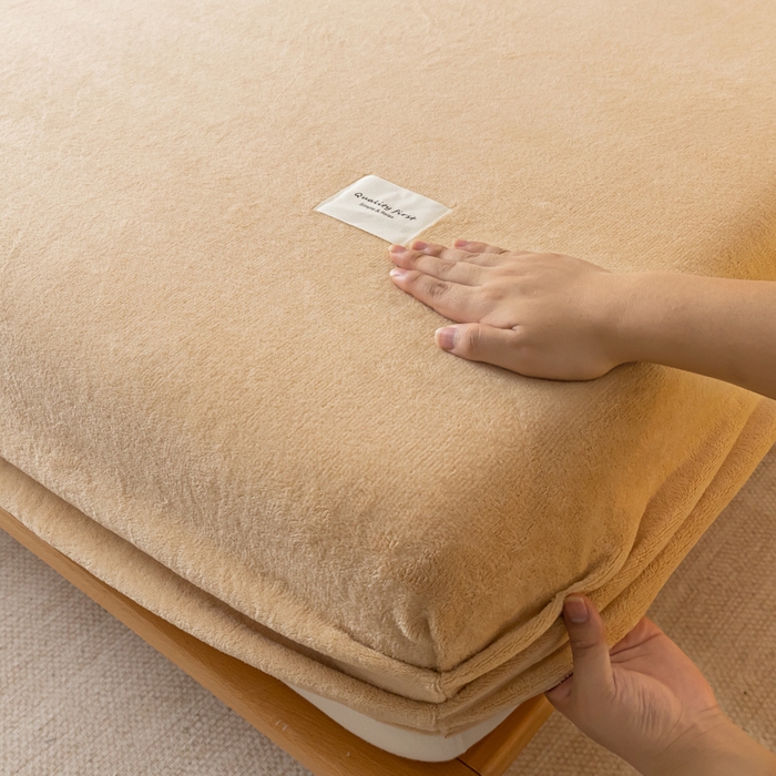 91家纺网 家纺一手货源 找家纺 梵克保罗 2024新款纯色简约牛奶绒床笠 奶茶