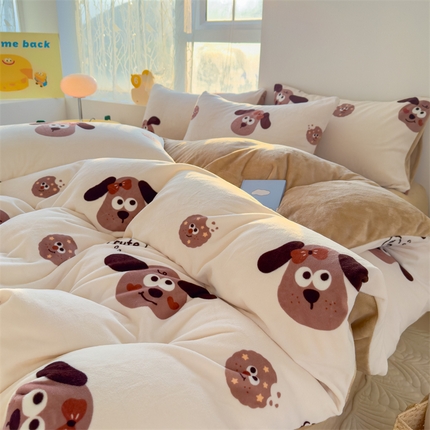 91家纺网 家纺一手货源 找家纺 灰鲸 2025新款牛奶绒小清新印花四件套 曲奇狗狗