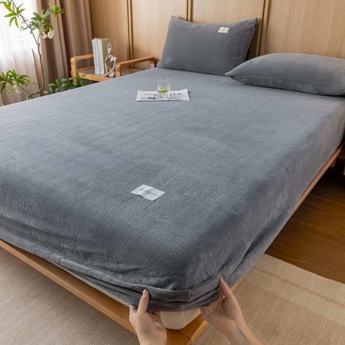 91家纺网 家纺一手货源 找家纺 梵克保罗 2024新款纯色简约牛奶绒床笠 浅灰