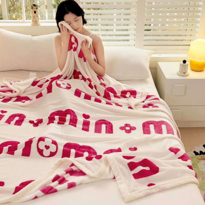 91家纺网 家纺一手货源 找家纺 千荨 2024新款亲肤舒适双面贝贝绒包边牛奶绒毛毯 贝贝绒怦然心动