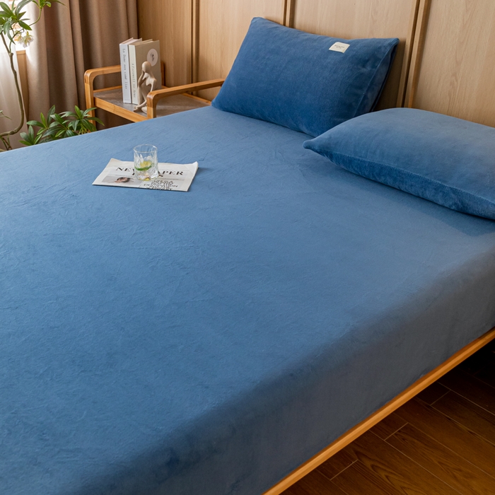 91家纺网 家纺一手货源 找家纺 梵克保罗 2024新款纯色简约牛奶绒床笠 宾利蓝