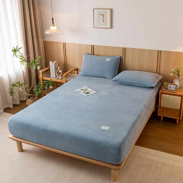 91家纺网 家纺一手货源 找家纺 梵克保罗 2024新款纯色简约牛奶绒床笠 淡蓝