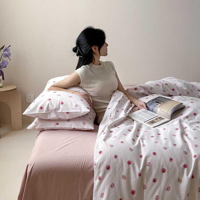 91家纺网 家纺一手货源 找家纺 窝米 2024新款全棉磨毛简约卡通系列四件套 幸运草莓