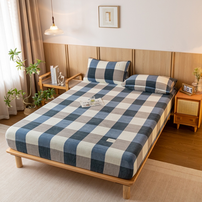 91家纺网 家纺一手货源 找家纺 梵克保罗 2024新款纯色简约牛奶绒床笠 蓝大格