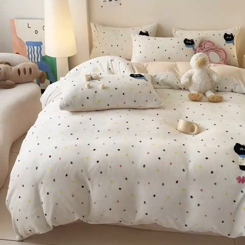 91家纺网 家纺一手货源 找家纺 耀达家居 2024新款ins多巴胺毛巾绣牛奶绒四件套 喵星人-彩色波点