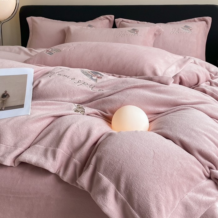 91家纺网 家纺一手货源 找家纺 丝印良品 2024新款秋冬加厚公主日记牛奶绒四件套珊瑚粉