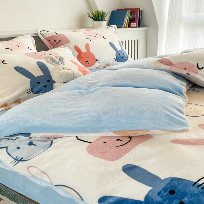 91家纺网 家纺一手货源 找家纺 2024新款加厚保暖小清新小版牛奶绒四件套 安逸兔