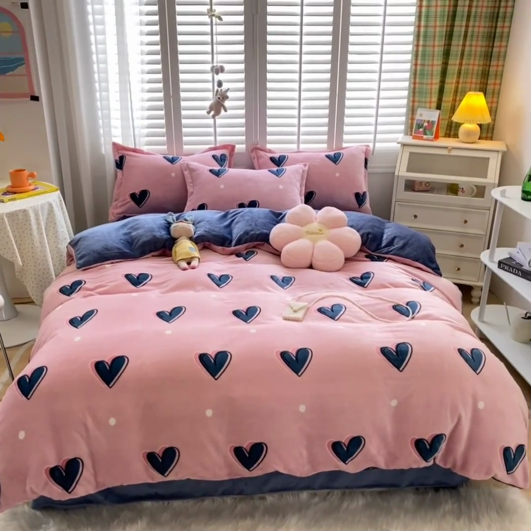 91家纺网 家纺一手货源 找家纺 2024新款加厚保暖小清新小版牛奶绒四件套 爱心