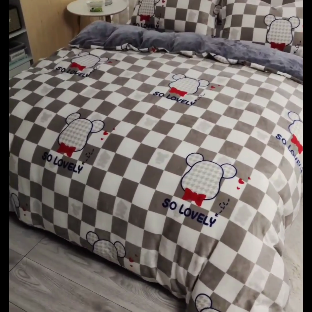 91家纺网 家纺一手货源 找家纺 2024新款加厚保暖小清新小版牛奶绒四件套 酷酷熊灰