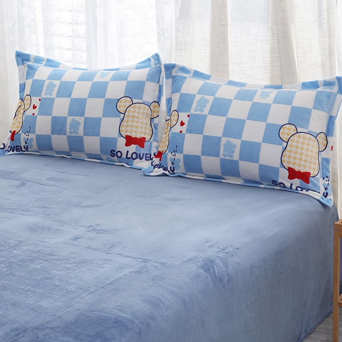 91家纺网 家纺一手货源 找家纺 2024新款加厚保暖小清新小版牛奶绒四件套 酷酷熊蓝