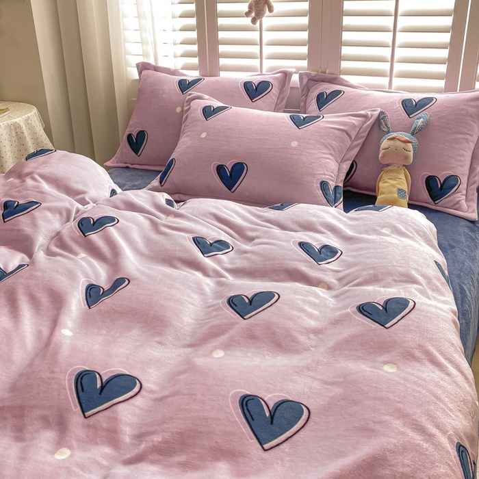 91家纺网 家纺一手货源 找家纺 2024新款加厚保暖小清新小版牛奶绒四件套 爱心