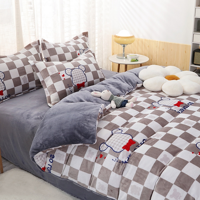 91家纺网 家纺一手货源 找家纺 2024新款加厚保暖小清新小版牛奶绒四件套 酷酷熊灰