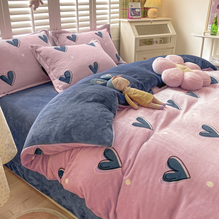 91家纺网 家纺一手货源 找家纺 2024新款加厚保暖小清新小版牛奶绒四件套 爱心