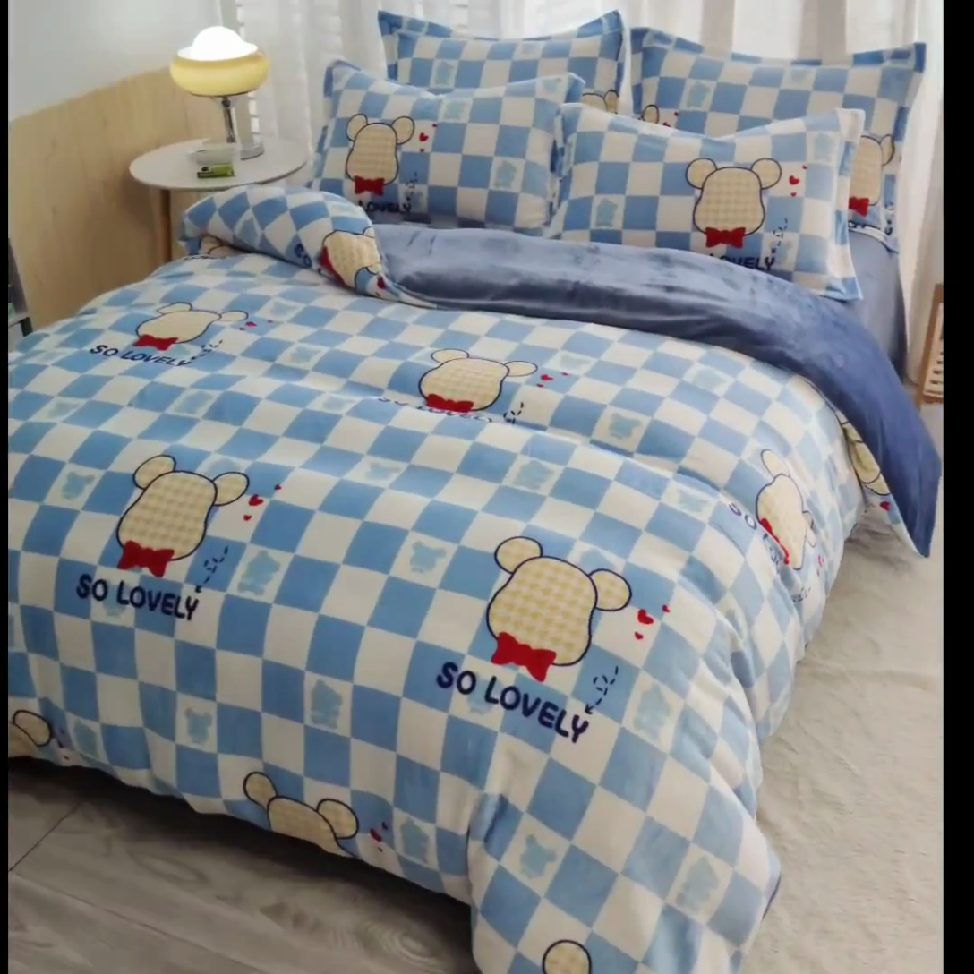 91家纺网 家纺一手货源 找家纺 2024新款加厚保暖小清新小版牛奶绒四件套 酷酷熊蓝
