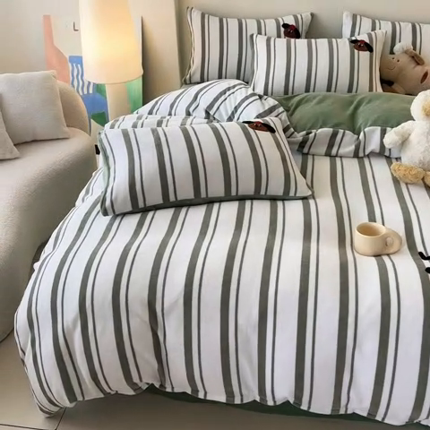 91家纺网 家纺一手货源 找家纺 耀达家居 2024新款ins多巴胺毛巾绣牛奶绒四件套 腊肠狗-条纹复古绿