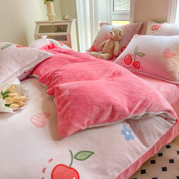 91家纺网 家纺一手货源 找家纺 2024新款加厚保暖小清新小版牛奶绒四件套 大樱桃