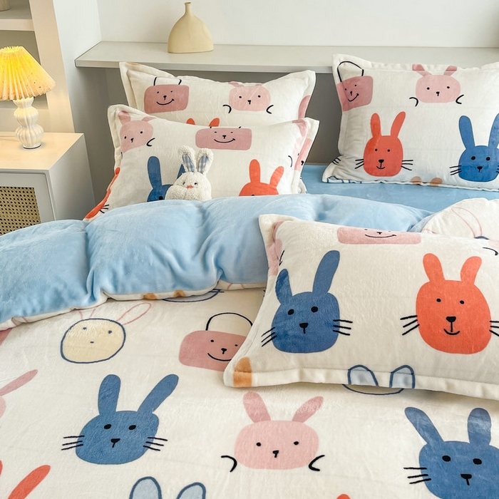 91家纺网 家纺一手货源 找家纺 2024新款加厚保暖小清新小版牛奶绒四件套 安逸兔