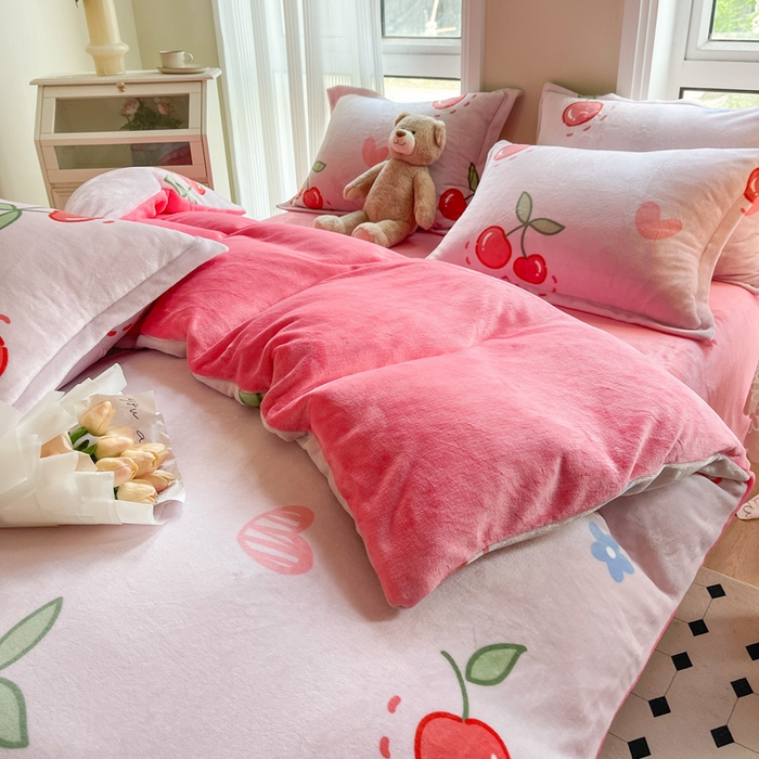 91家纺网 家纺一手货源 找家纺 2024新款加厚保暖小清新小版牛奶绒四件套 大樱桃