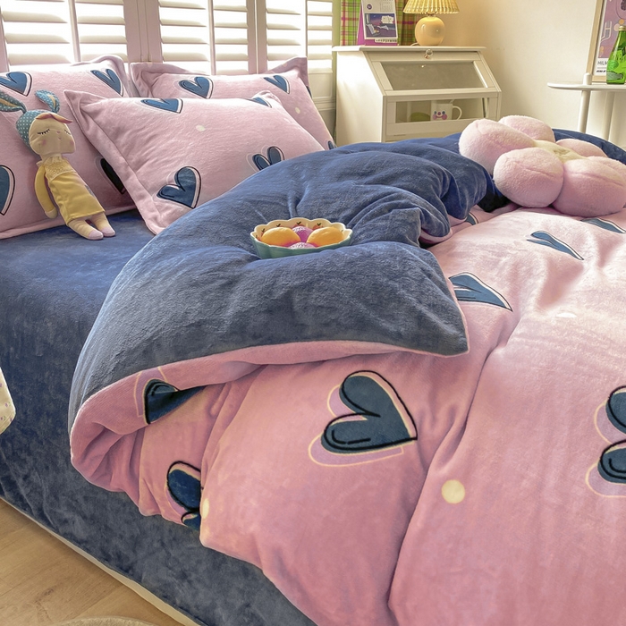 91家纺网 家纺一手货源 找家纺 2024新款加厚保暖小清新小版牛奶绒四件套 爱心