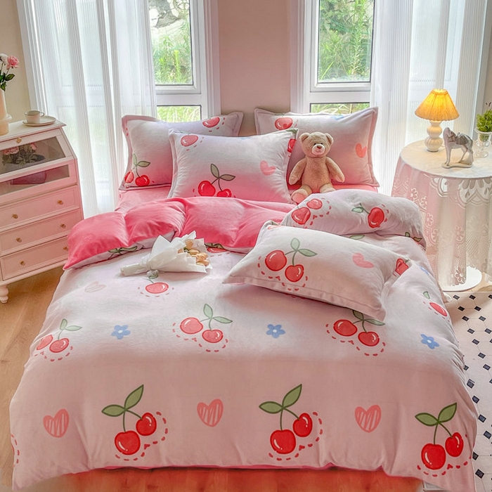 91家纺网 家纺一手货源 找家纺 2024新款加厚保暖小清新小版牛奶绒四件套 大樱桃