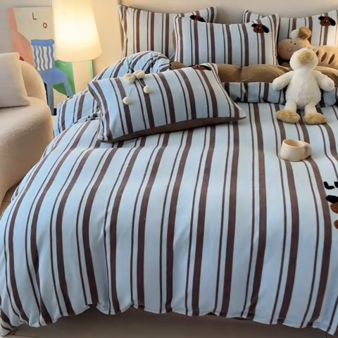 91家纺网 家纺一手货源 找家纺 耀达家居 2024新款ins多巴胺毛巾绣牛奶绒四件套 腊肠狗-条纹蓝咖