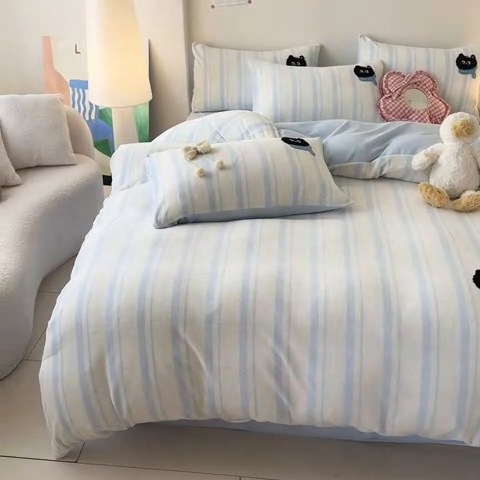 91家纺网 家纺一手货源 找家纺 耀达家居 2024新款ins多巴胺毛巾绣牛奶绒四件套 喵星人-条纹浅蓝