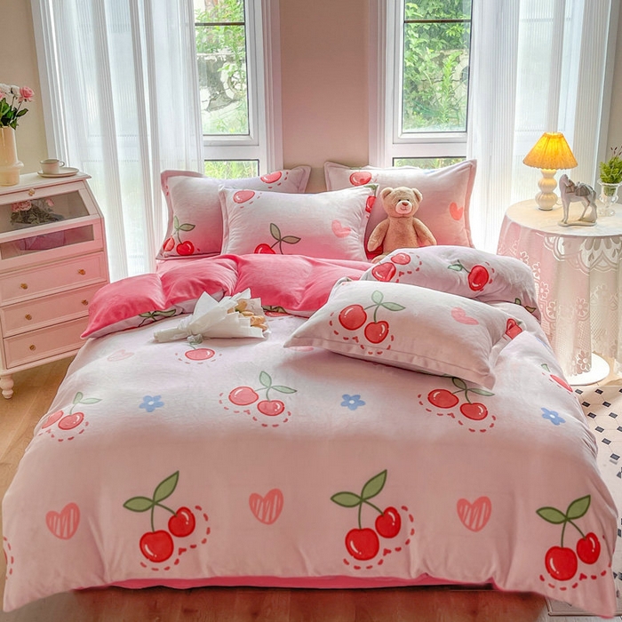 91家纺网 家纺一手货源 找家纺 2024新款加厚保暖小清新小版牛奶绒四件套 大樱桃