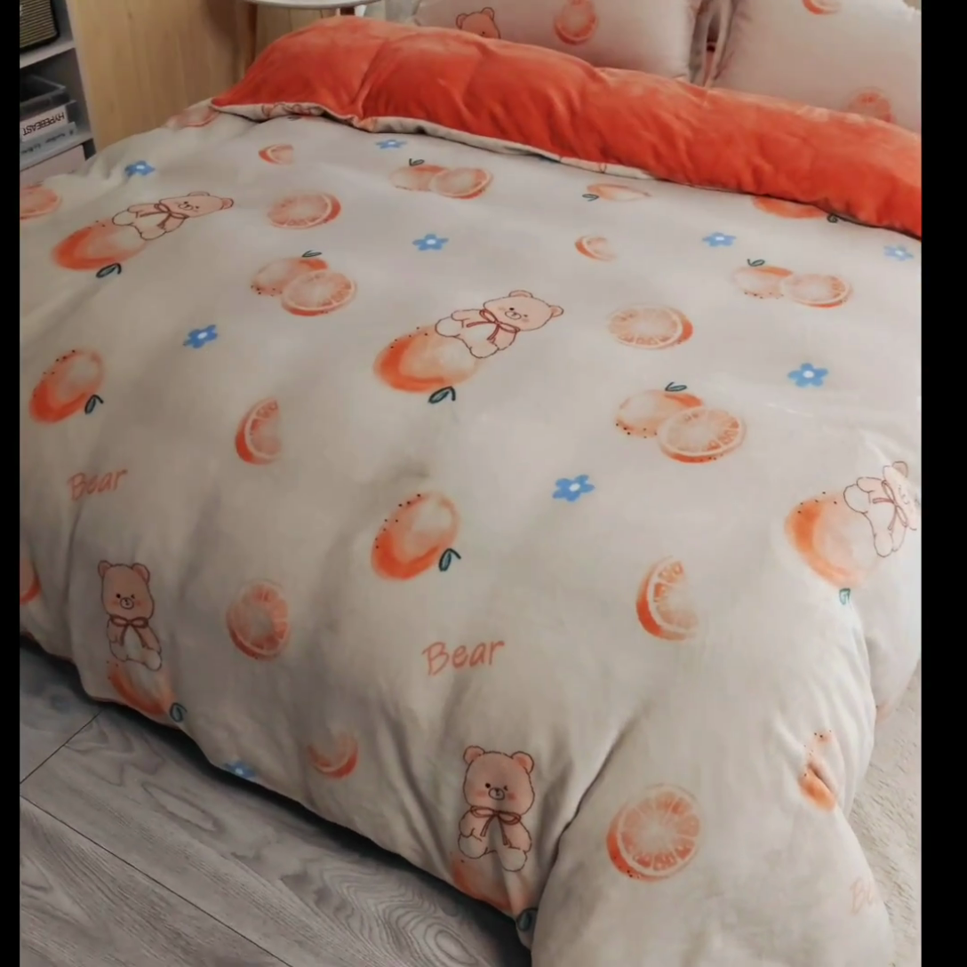 91家纺网 家纺一手货源 找家纺 2024新款加厚保暖小清新小版牛奶绒四件套 橙子熊