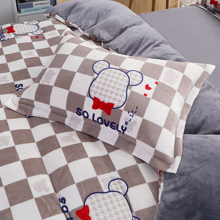 91家纺网 家纺一手货源 找家纺 2024新款加厚保暖小清新小版牛奶绒四件套 酷酷熊灰