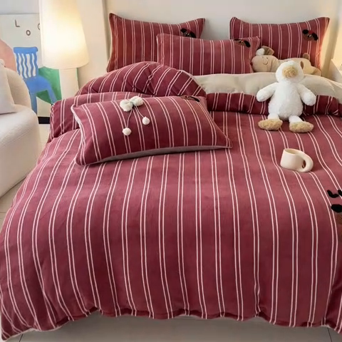 91家纺网 家纺一手货源 找家纺 耀达家居 2024新款ins多巴胺毛巾绣牛奶绒四件套 腊肠狗-条纹安克拉红