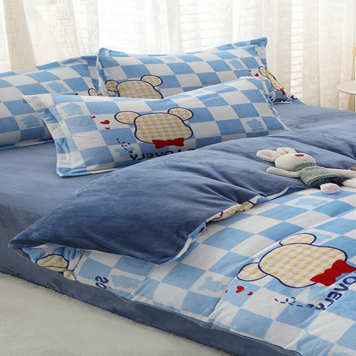 91家纺网 家纺一手货源 找家纺 2024新款加厚保暖小清新小版牛奶绒四件套 酷酷熊蓝
