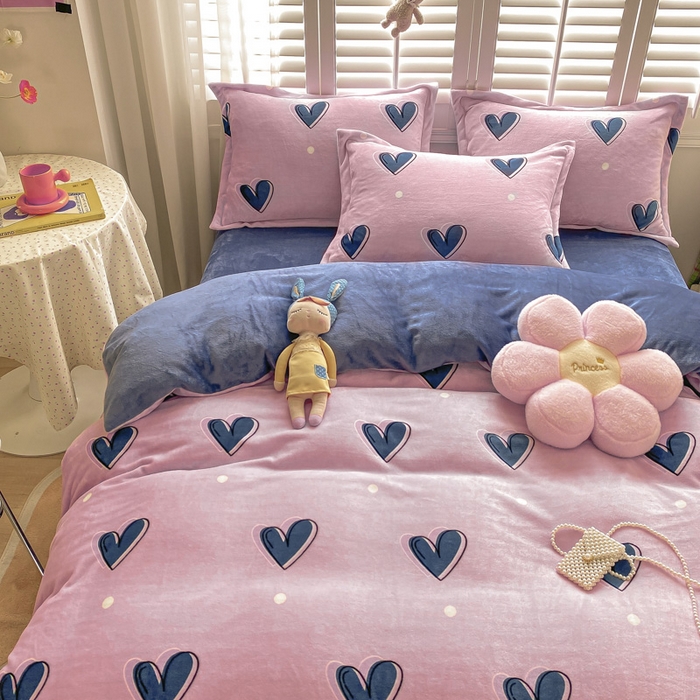 91家纺网 家纺一手货源 找家纺 2024新款加厚保暖小清新小版牛奶绒四件套 爱心