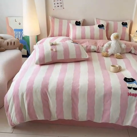 91家纺网 家纺一手货源 找家纺 耀达家居 2024新款ins多巴胺毛巾绣牛奶绒四件套 喵星人-条纹少女粉
