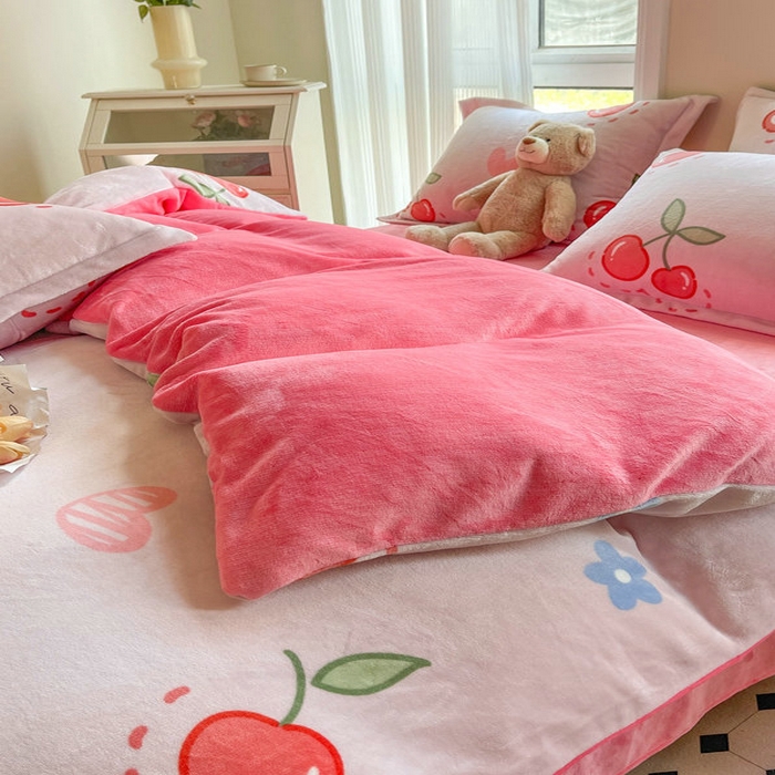 91家纺网 家纺一手货源 找家纺 2024新款加厚保暖小清新小版牛奶绒四件套 大樱桃
