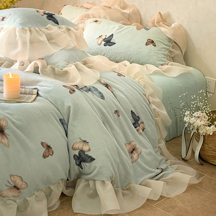 91家纺网 家纺一手货源 找家纺 慕澄家纺 2024新款高克重花边牛奶绒印花四件套 蝶舞