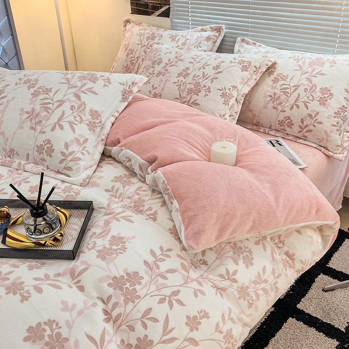 91家纺网 家纺一手货源 找家纺 慕尚 2025新款高克重保暖双色雕花绒四件套 羽叶-粉