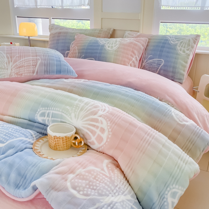 91家纺网 家纺一手货源 找家纺 言熙居2024新款-A面泡芙绒B面全消光8到9斤牛奶绒三四件套 蝴蝶-粉蓝