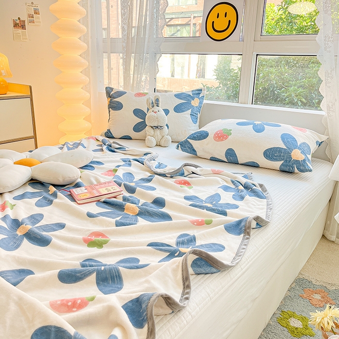 91家纺网 家纺一手货源 找家纺 慕尚家纺 2025新款雪貂绒高克重300g毛毯家用毛毯 草莓蓝花